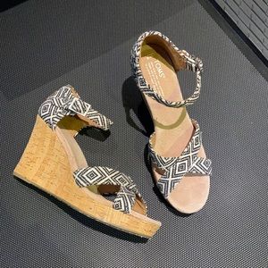 New TOMS Classic Espadrille Wedges ⚡️